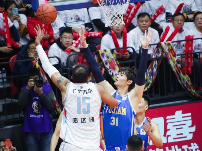 开云体育-凯尔特人碾压广州队,王哲林关键制胜